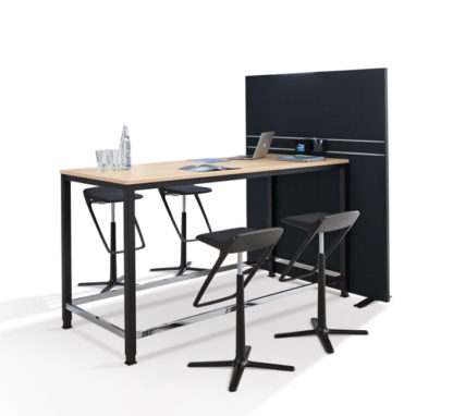 me-Produktwelten-Shop-SINAC-Hochtisch-mit-Displaywand