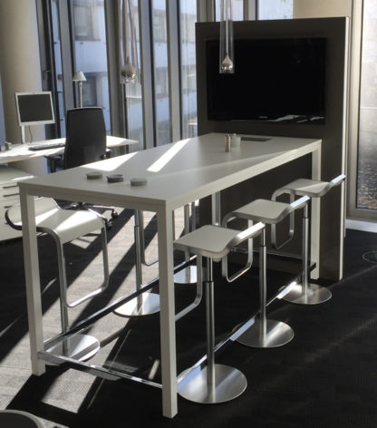me-Produktwelten-Shop-SINAC-Hochtisch-mit-Displaywand